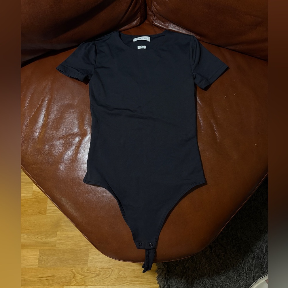 Aritzia contour bodysuit XS - crew neck, short sleeve, black